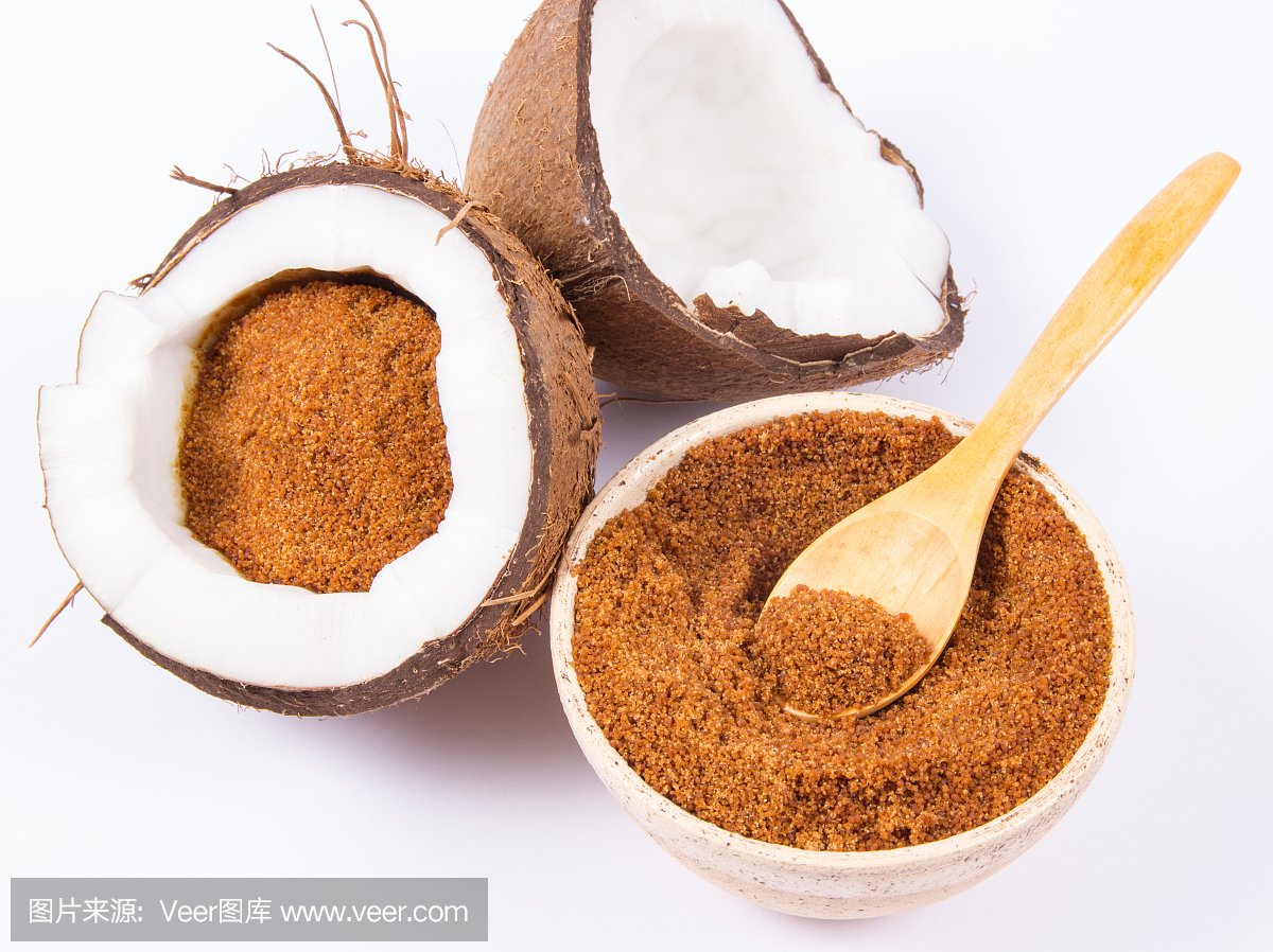 椰子和椰子糖孤立在白色背景。